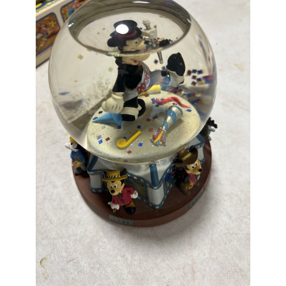Disney World‎ Store 2000 Mickey Mouse Millennium Musical Snow Water Globe